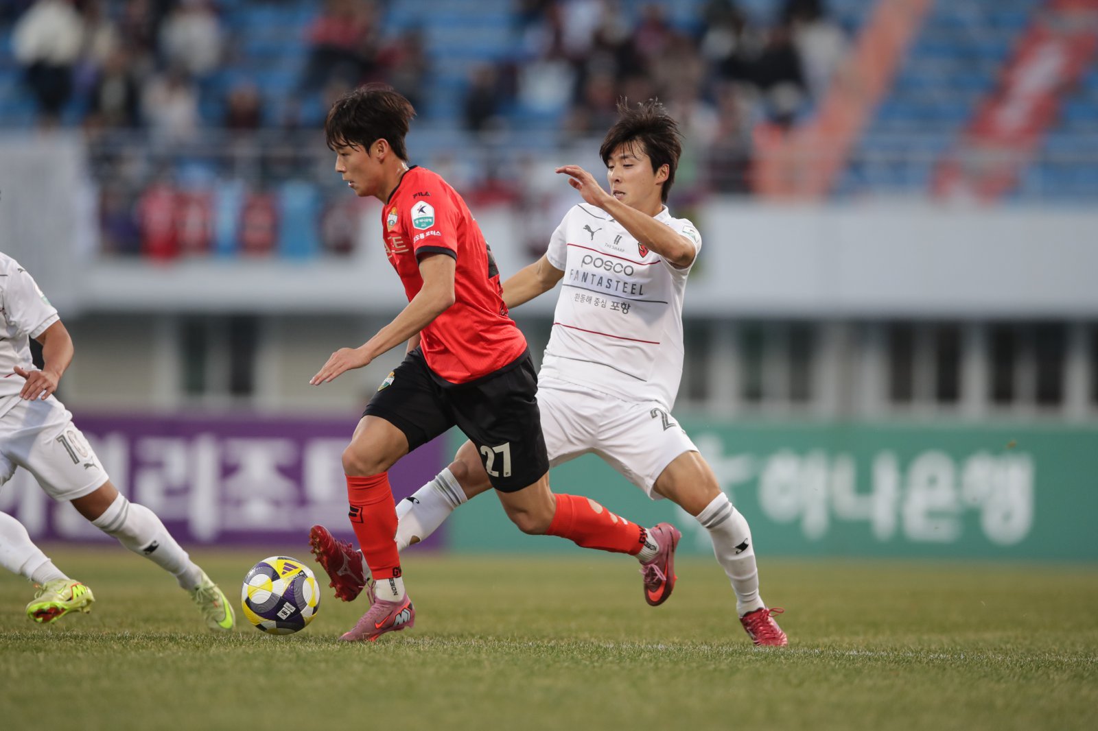 강원 김도현(왼쪽)이 30일 포항과 홈경기 도중 드리블을 하고 있다. 사진제공｜한국프로축구연맹