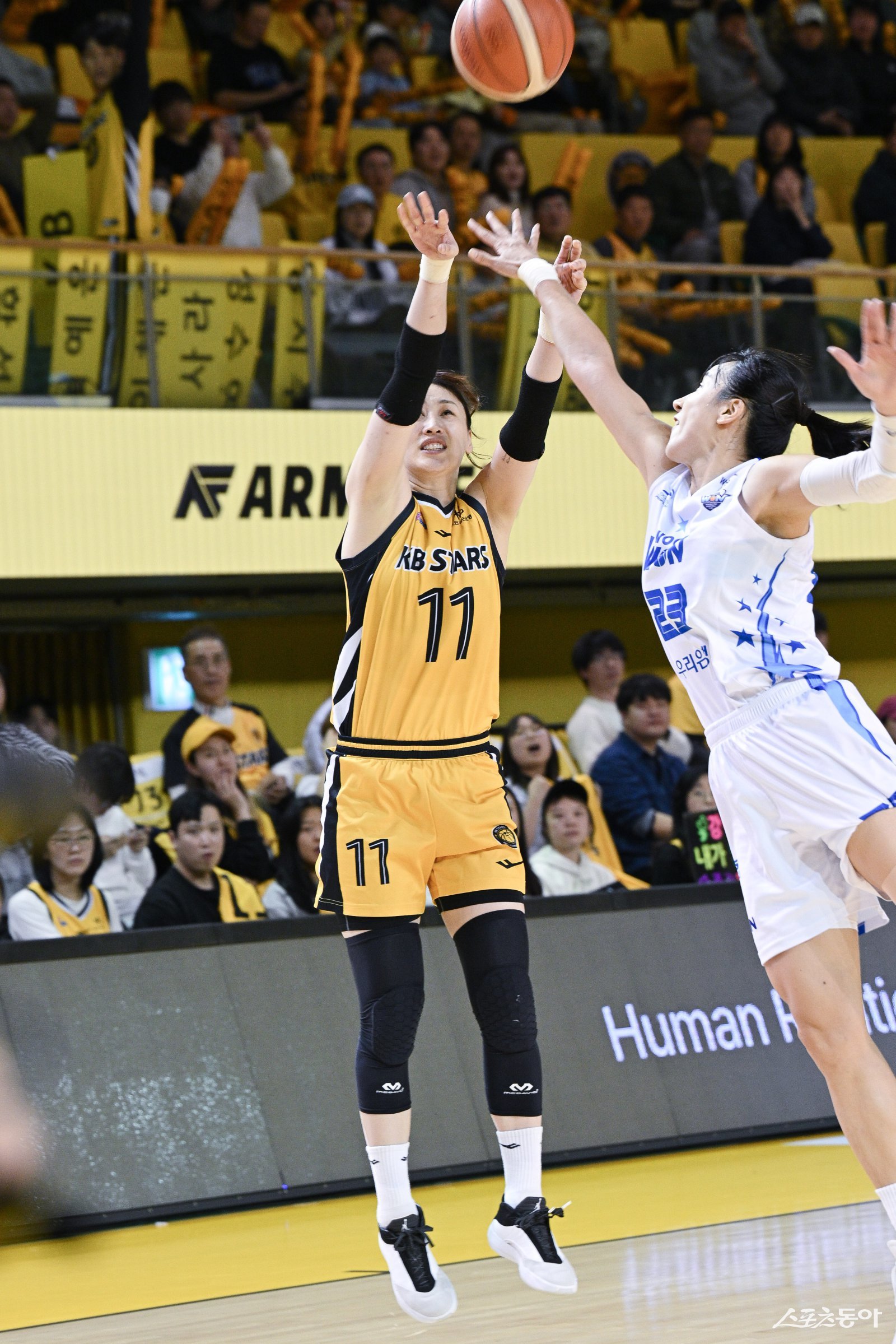 KB스타즈 강이슬(왼쪽)이 30일 청주체육관에서 열린 우리은행전 도중 상대 수비를 피해 3점슛을 시도하고 있다. KB스타즈는 강이슬의 활약에 힘입어 단독 1위로 올라섰다. 사진제공｜WKBL