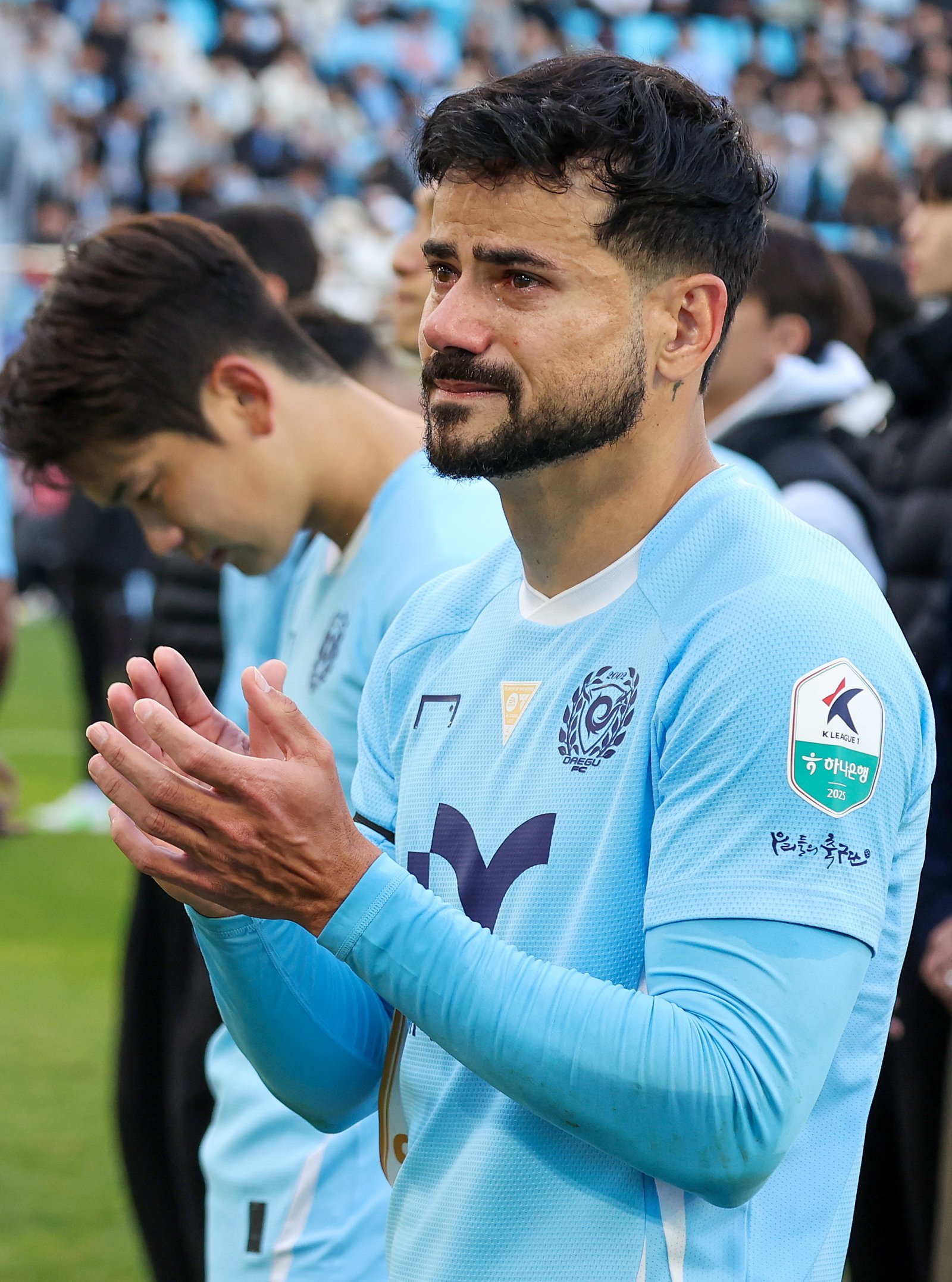 대구 세징야가 30일 대구아이엠뱅크파크에서 열린 안양과 홈경기에서 2-2로 비겨 K리그2 강등이 확정된 뒤 팬들 앞에서 눈물을 흘리고 있다. 대구│뉴시스