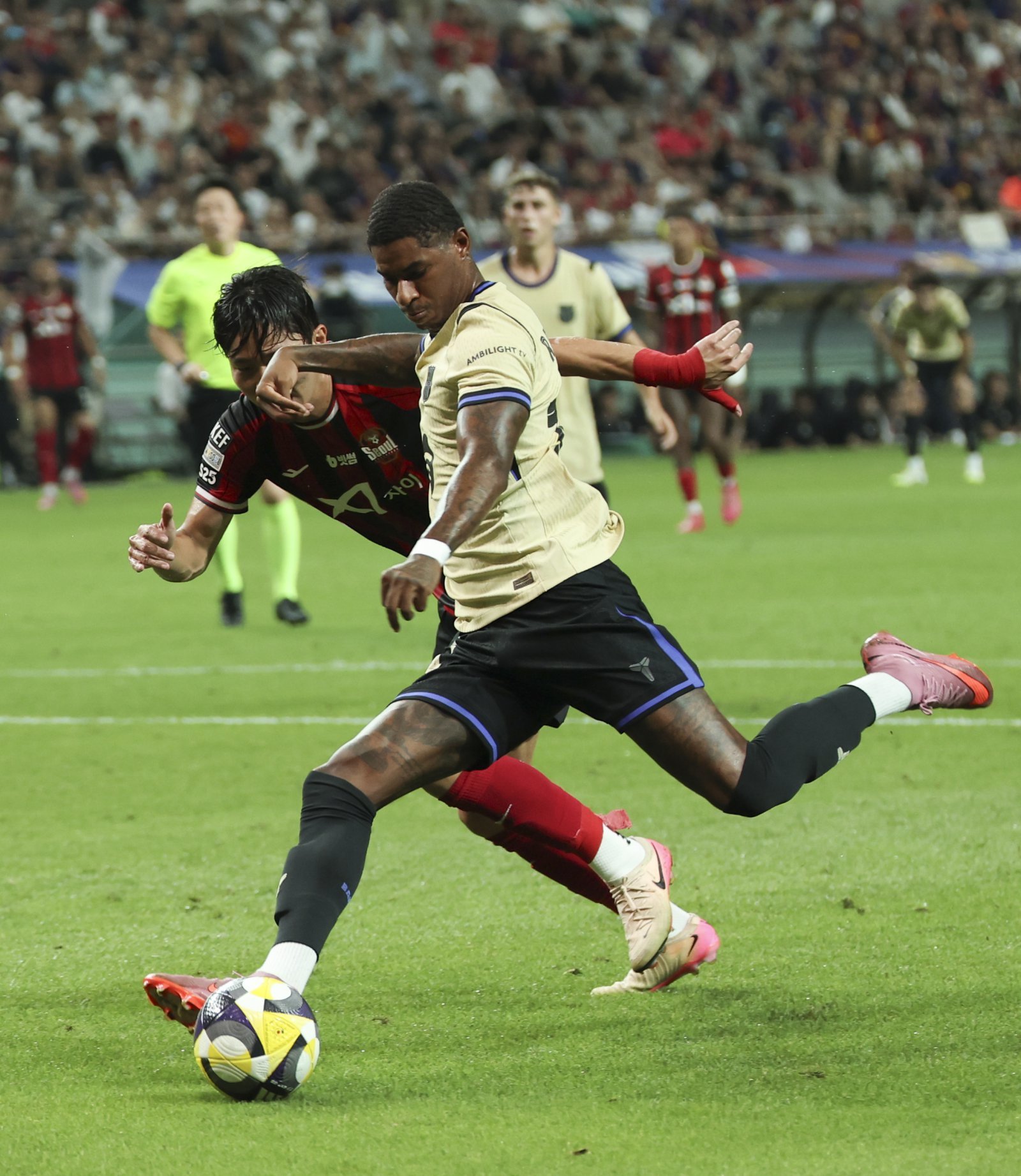 마커스 래시포드(앞)는 이번 시즌 바르셀로나에서 좋은 활약을 보인 덕분에 맨체스터 유나이티드를 떠나 바르셀로나 완전이적과 PSG 이적 가능성 등이 고루 제기됐다. 뉴시스