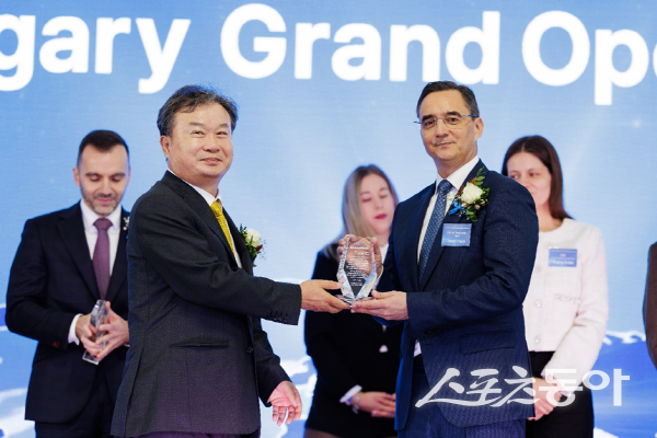 이동채 에코프로 창업주가 헝가리 데브레첸 공장 준공을 지원해 준 이스트반 요 헝가리투자청장, 라슬로 파프 데브레첸 시장 등 헝가리 정부 관계자들에게 감사패를 전달하고 있다. 사진제공 ㅣ 에코프로