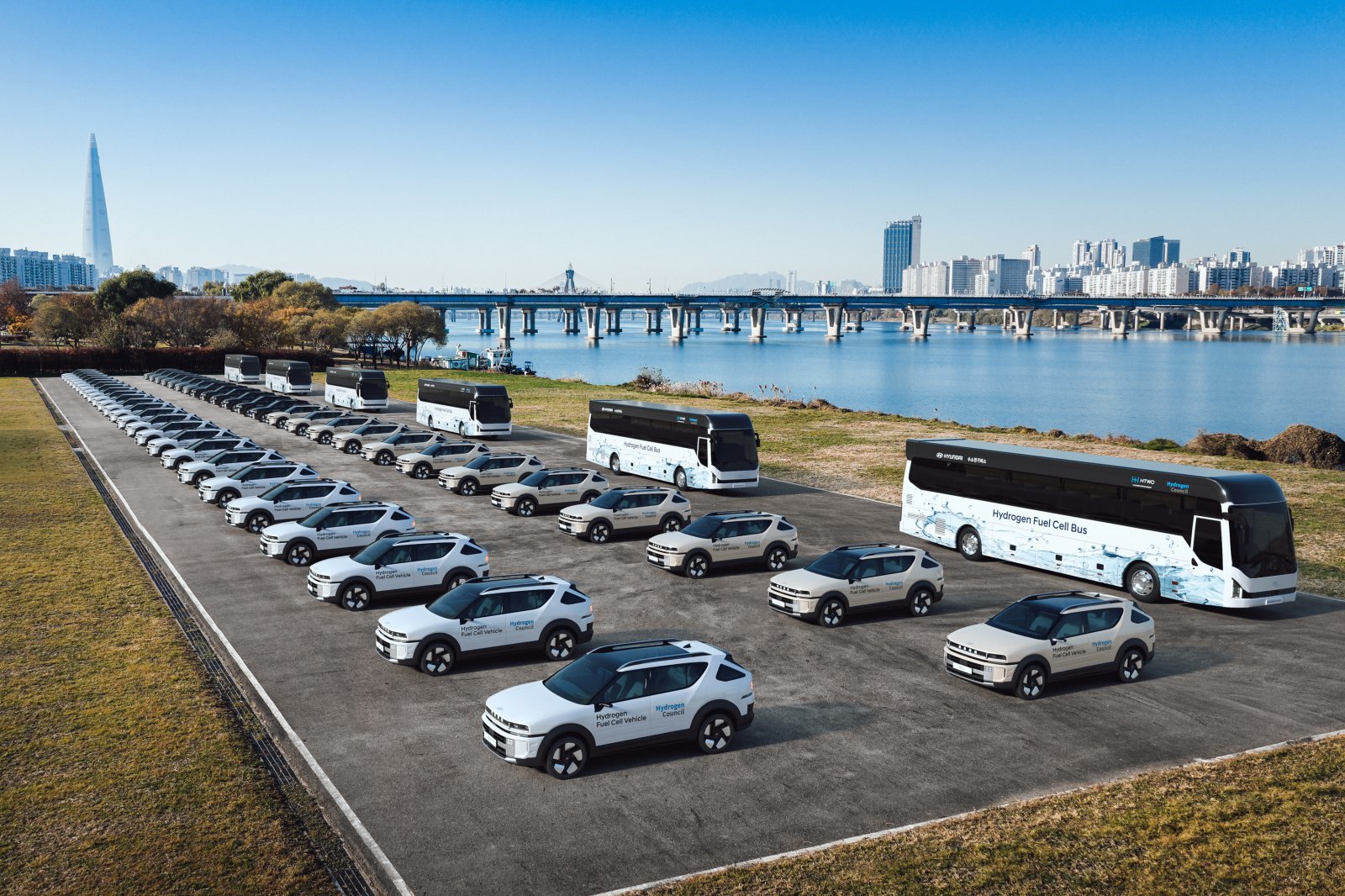 현대자동차그룹이 12월 2일 부터 4일까지 서울에서 열리는 ‘수소위원회 CEO Summit’을 통해 한국의 수소 산업 경쟁력 알리기에 나선다. 수소위원회 CEO Summit에 지원되는 디 올 뉴 넥쏘와 유니버스 수소전기버스의 모습. 사진제공 |현대차