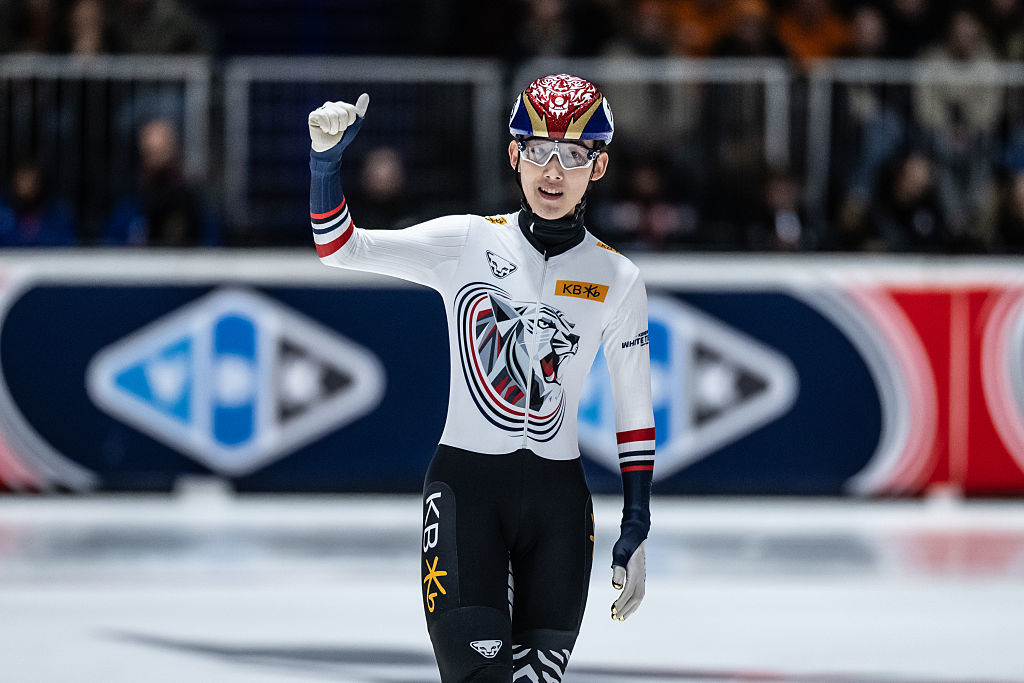 임종언이 1일(한국시간) 네덜란드 도르트레흐트에서 열린 쇼트트랙 월드 투어 4차 대회 남자 1000m에서 금메달을 따낸 뒤 기뻐하고 있다. 도르트레흐트(네덜란드)|AP뉴시스