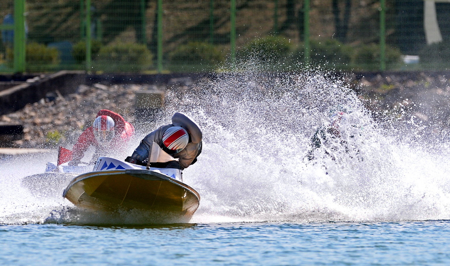 미사경정장에서 출전 선수들이 물보라를 일으키며 턴마크를 하고 있다.