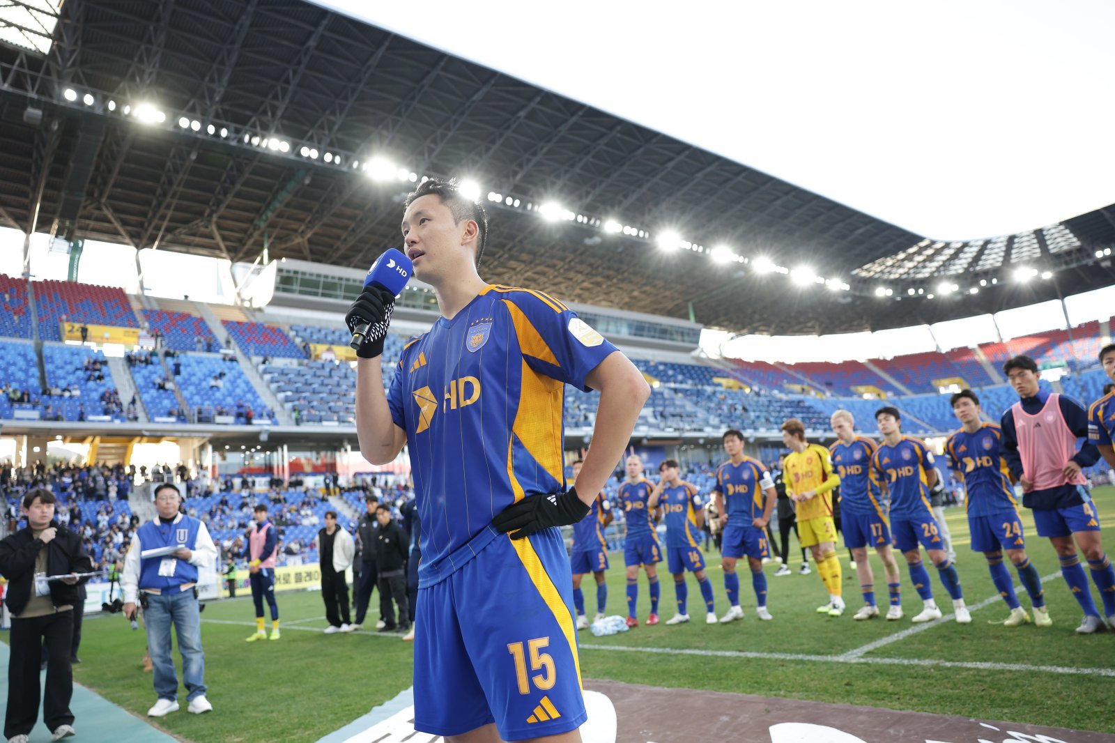 울산 정승현이 지난달 30일 제주와 K리그1 홈경기를 마친 뒤 성난 팬들 앞에서 마이크를 잡고 사과하고 있다. 사진제공｜한국프로축구연맹