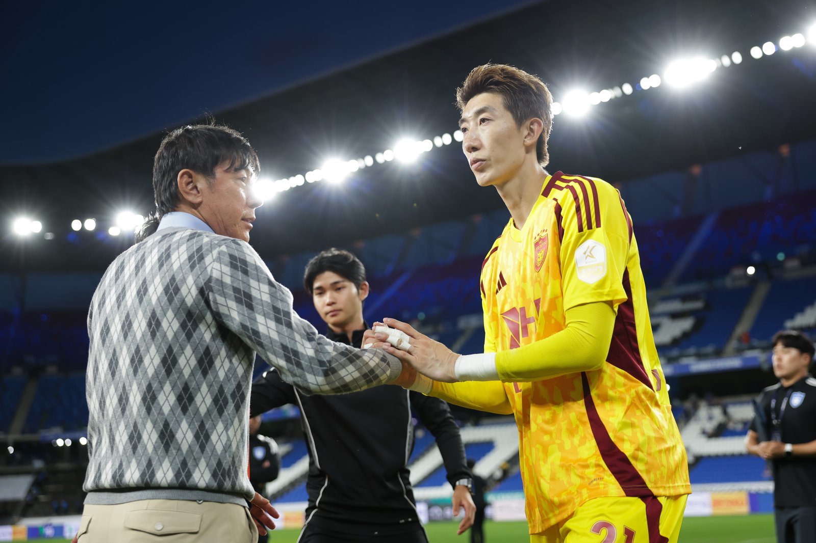 신태용 전 울산 감독(왼쪽)과 조현우가 9월 21일 안양과 K리그1 홈경기를 마친 뒤 악수하고 있다. 사진제공｜한국프로축구연맹