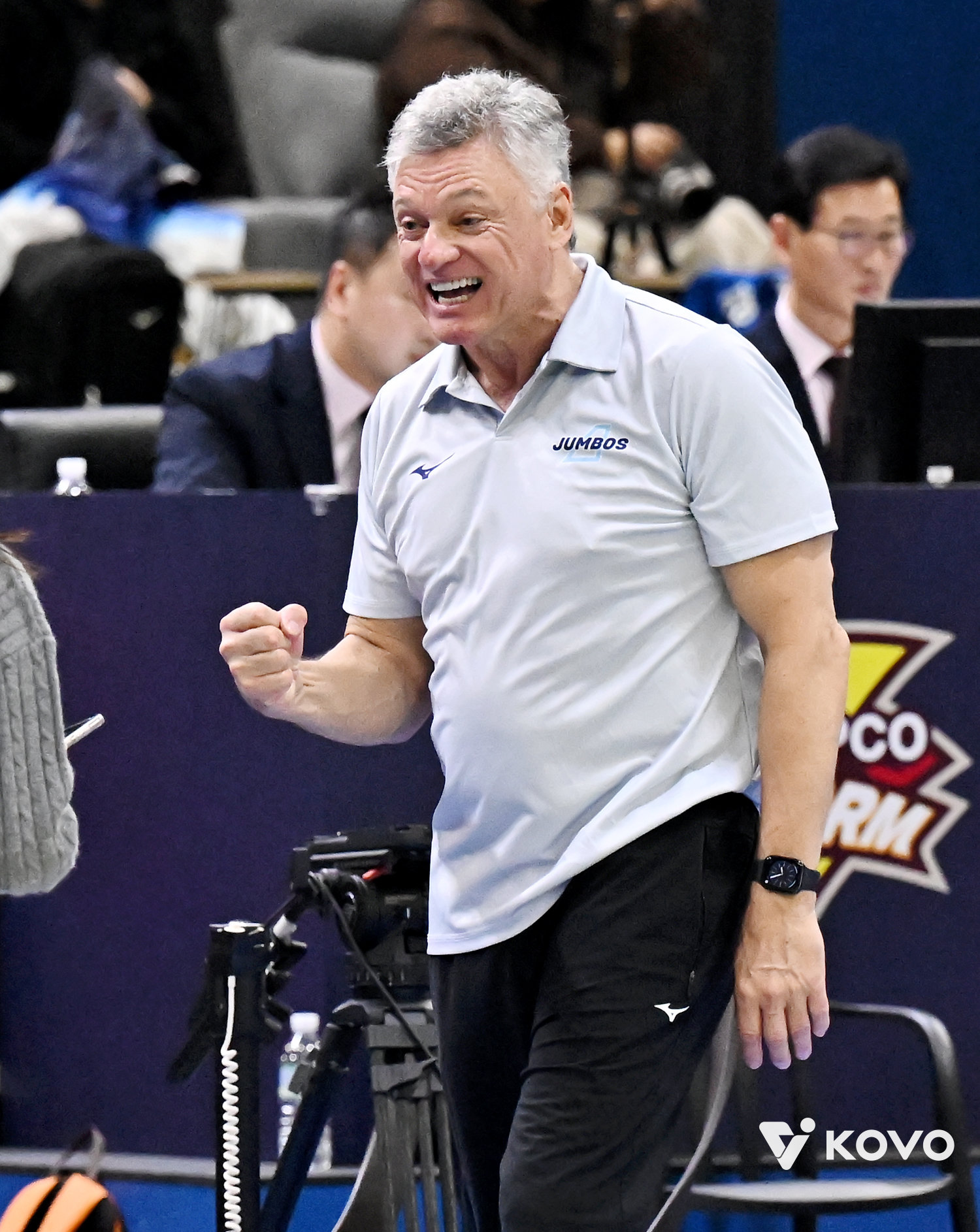 헤난 달 조토 대한항공 감독이 지난달 28일 한국전력과 원정경기서 득점한 뒤 주먹을 쥐고 기뻐하고 있다. 사진제공|KOVO