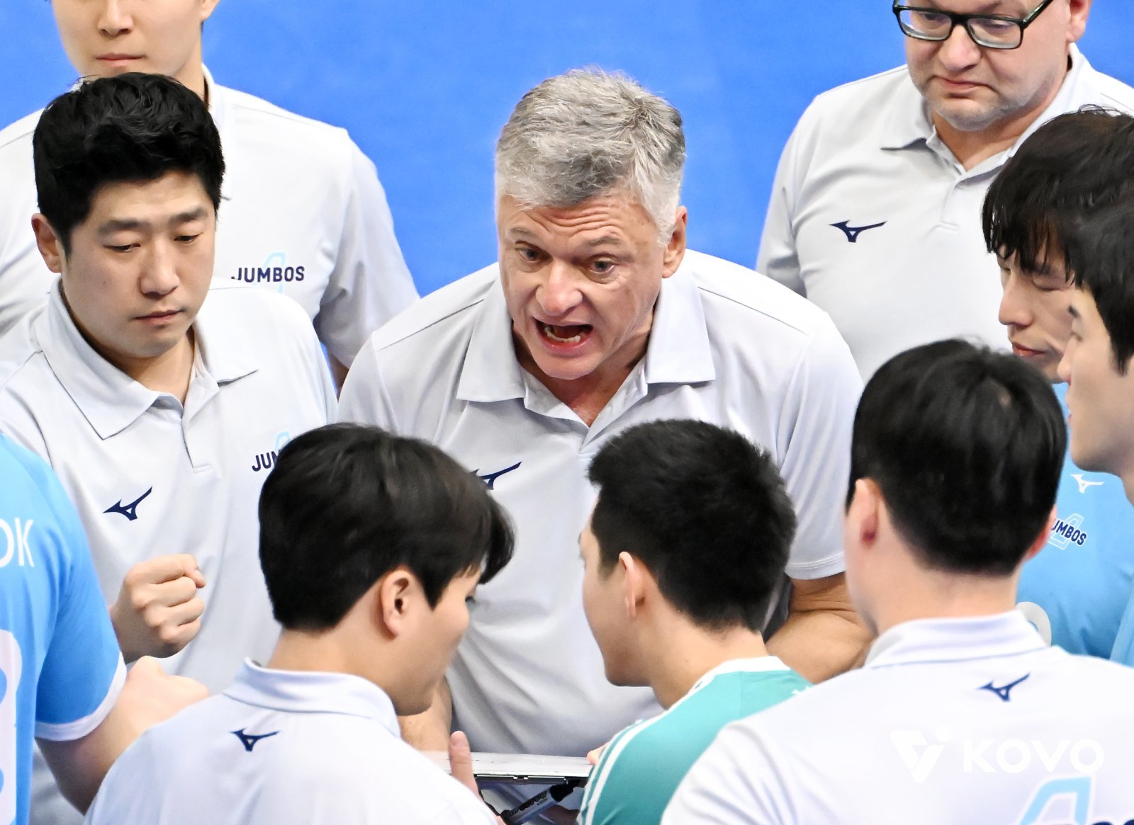 헤난 달 조토 대한항공 감독이 지난달 28일 한국전력과 원정경기 도중 선수들에게 작전을 지시하고 있다. 사진제공|KOVO