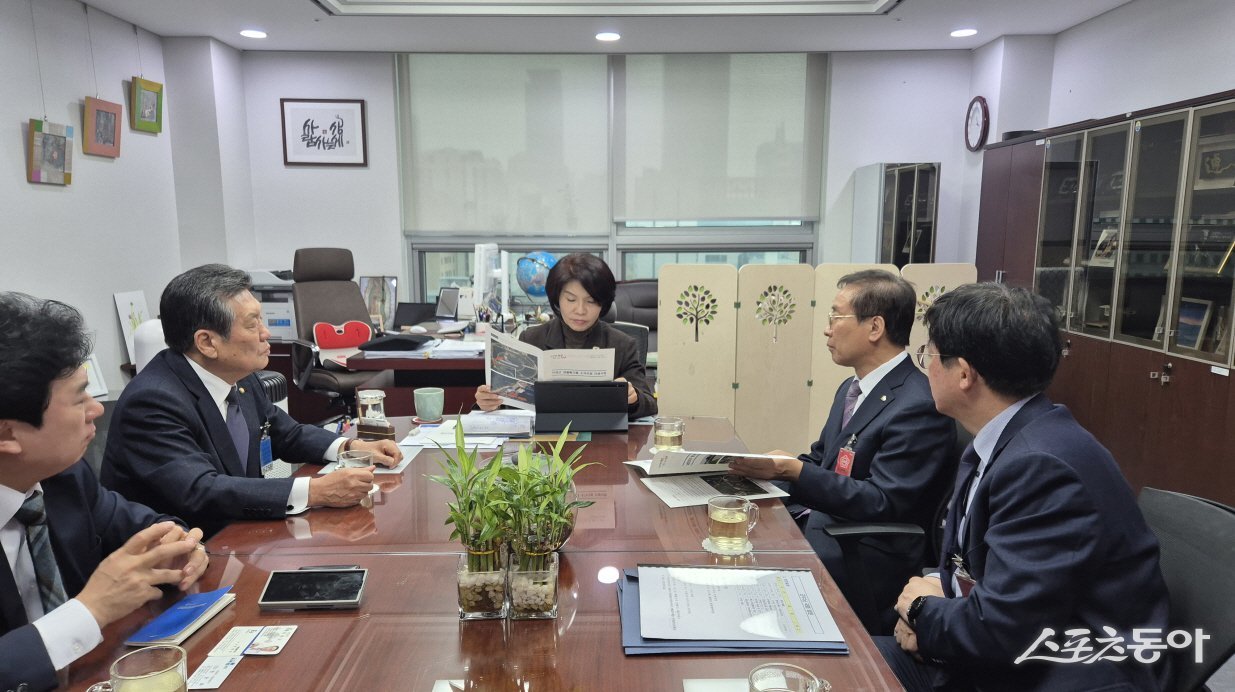 김문근 단양군수가 지난 25일 국회를 직접 방문해 2026년도 정부 예산안에 단양군 현안사업 반영을 요청하며 총력전에 나섰다. 사진제공｜단양군