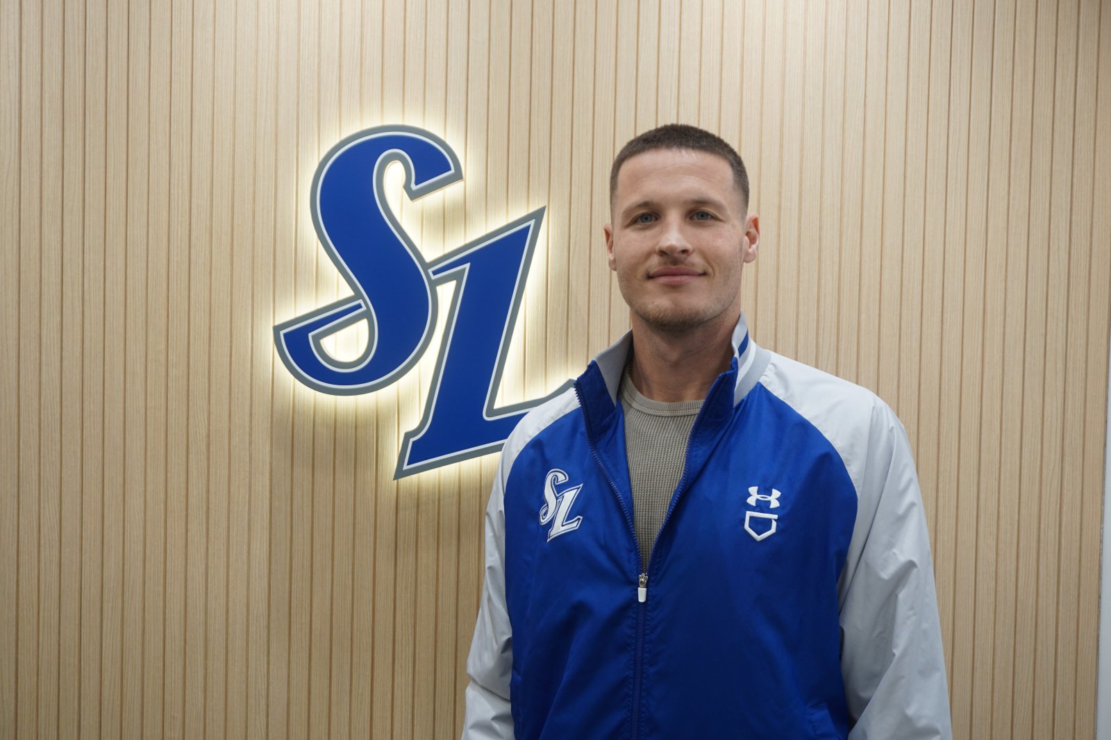 삼성이 1일 새 외국인투수 맷 매닝, 아시아쿼터 투수 미야지 유라와 계약하며 2026시즌 외국인선수 구성을 모두 마무리했다. 매닝이 기념촬영을 하고 있다. 사진제공|삼성 라이온즈