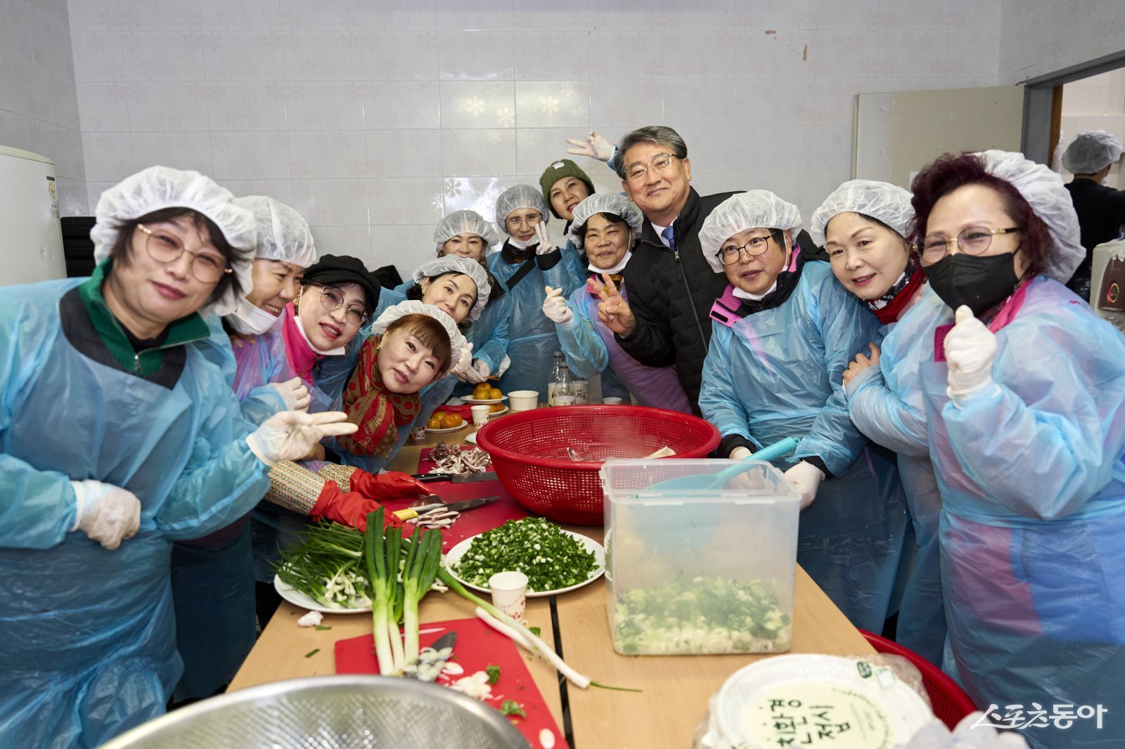 구례군이 최근 용방면 지용관에서 ‘2025년 사랑의 김장김치 나누기‘ 행사를 진행하고 기념사진을 찍고 있다. 사진제공=구례군