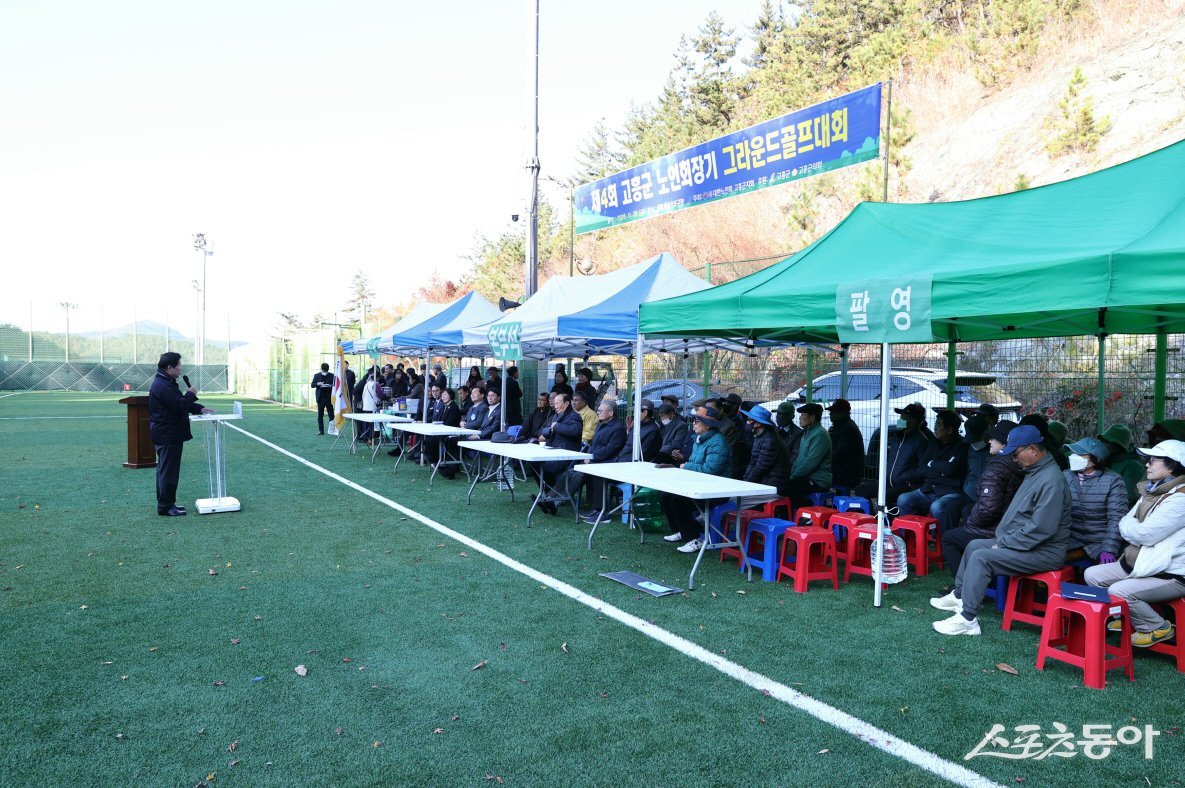 공영민 고흥군수가 최근 고흥군 생활체육공원에서 열린 제4회 고흥군노인회장기 그라운드골프대회에서 인사말을 전하고 있다. 사진제공=고흥군