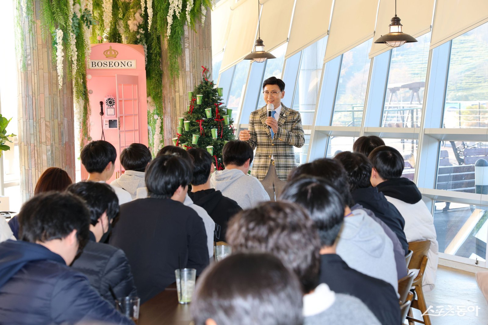 김철우 보성군수가 봇재에서 학생들에게 인사말을 전하고 있다. 사진제공=보성군