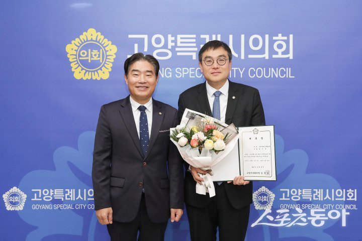 김운남 의장(윈쪽)은 11월 27일 시의회에서 정지웅 변호사(법률사무소 정)를 법률고문으로 위촉하고 있다. 사진제공ㅣ고양시의회