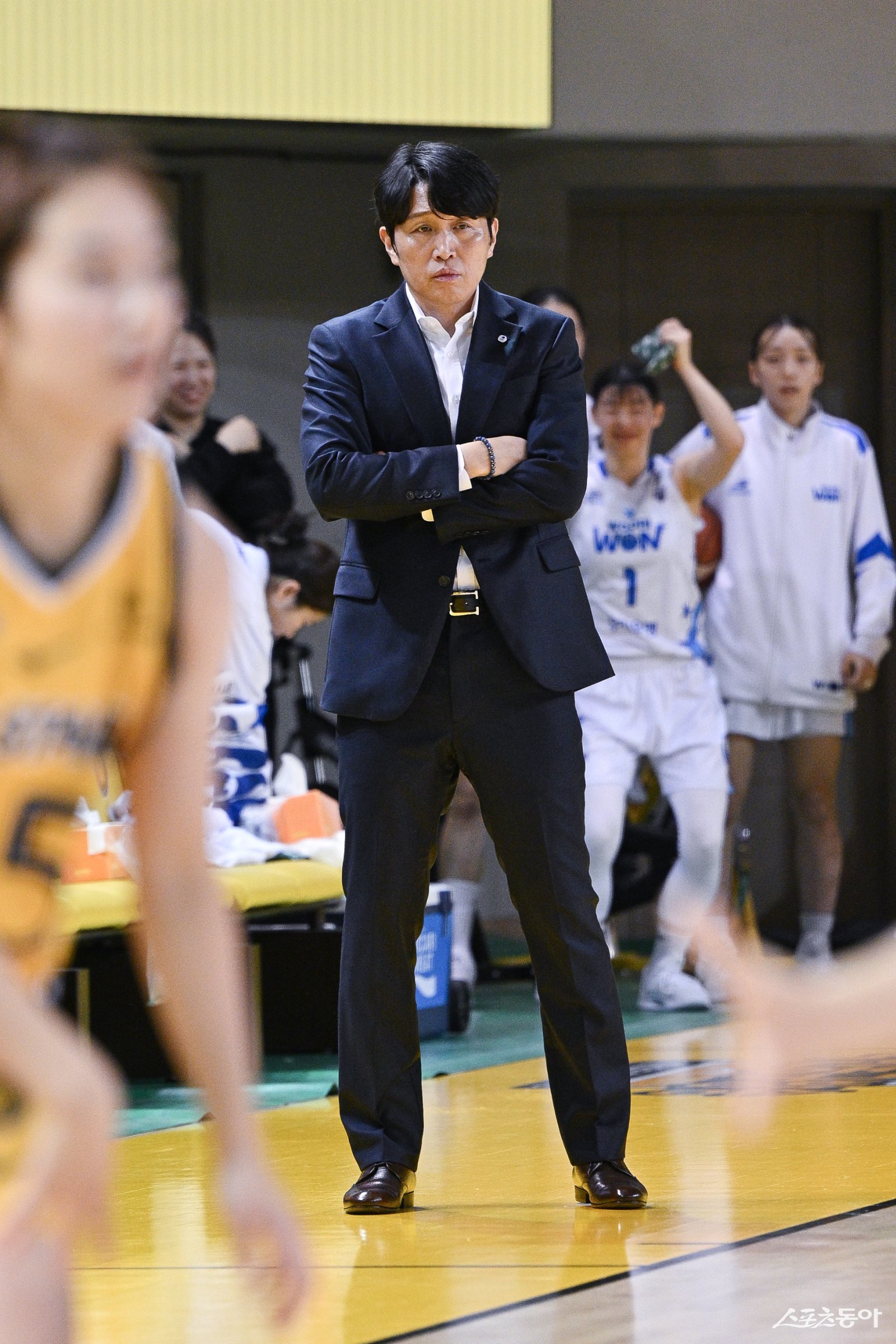 위성우 우리은행 감독이 지난달 30일 청주체육관에서 열린 KB스타즈전 도중 선수들을 지켜보고 있다. 우리은행은 이날 패배로 1승4패를 기록했다. 사진제공|WKBL