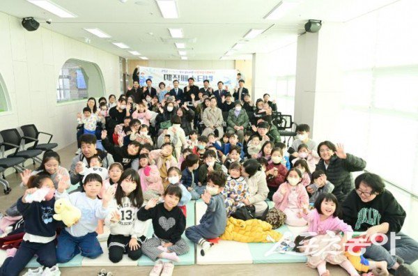 고령군 아이누리 장난감도서관이 29일 이전해 오픈하우스를 개최한 후 아이들과 기념촬영을 하고 있는 모습. 사진제공ㅣ고령군