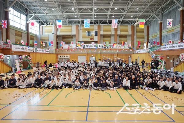 청도군 ‘2025년 다자녀가족 어울림 한마당’ 행사 참가자들이 기념 촬영하고 있다. 사진제공 ㅣ 청도군