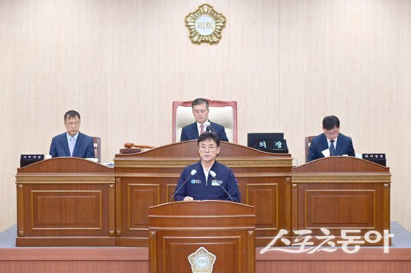 윤경희 청송군수가 제285회 청송군의회 정례회에서 시정연설을 하고 있다. 사진제공 ㅣ 청송군