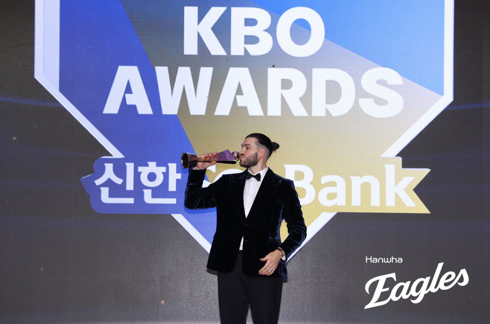 한화 코디 폰세가 지난달 24일 KBO 시상식에서 MVP를 차지한 뒤 트로피에 입맞춤하고 있다. 폰세는 MVP에 이어 골든글러브도 수상할 공산이 높다. 사진제공｜한화 이글스