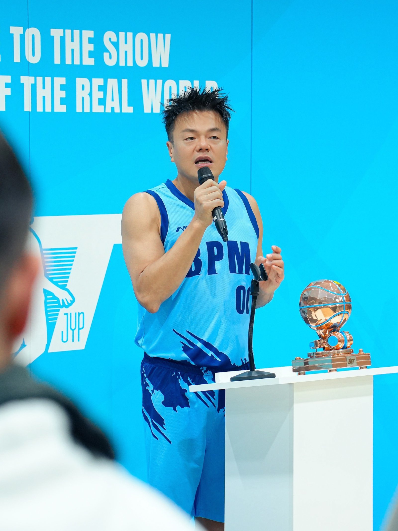 박진영이 지난달 29일부터 이틀간 배재고 체육관에서 열린 ‘2025 JYP 아마추어 자선 농구 대회’ 폐막식에서 인사말을 전하고 있다. 사진제공|JYP엔터테인먼트