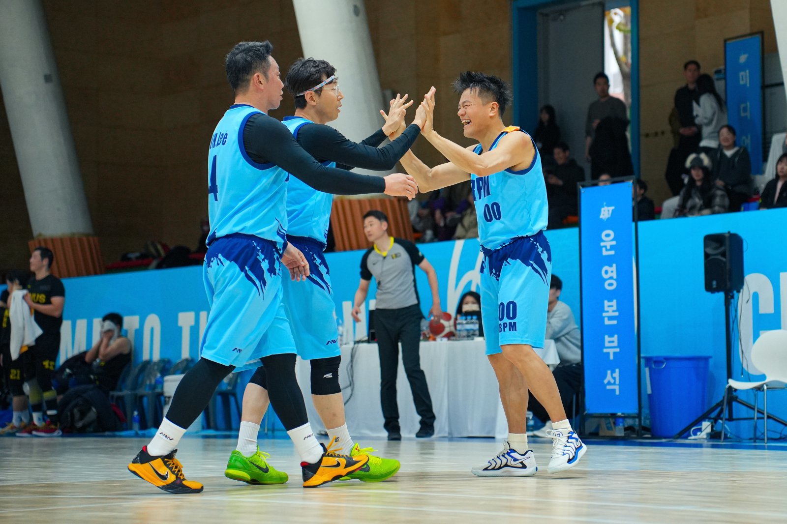 박진영이 지난달 29일부터 이틀간 배재고 체육관에서 열린 ‘2025 JYP 아마추어 자선 농구 대회’ 도중 동료와 기쁨을 나누고 있다. 사진제공|JYP엔터테인먼트