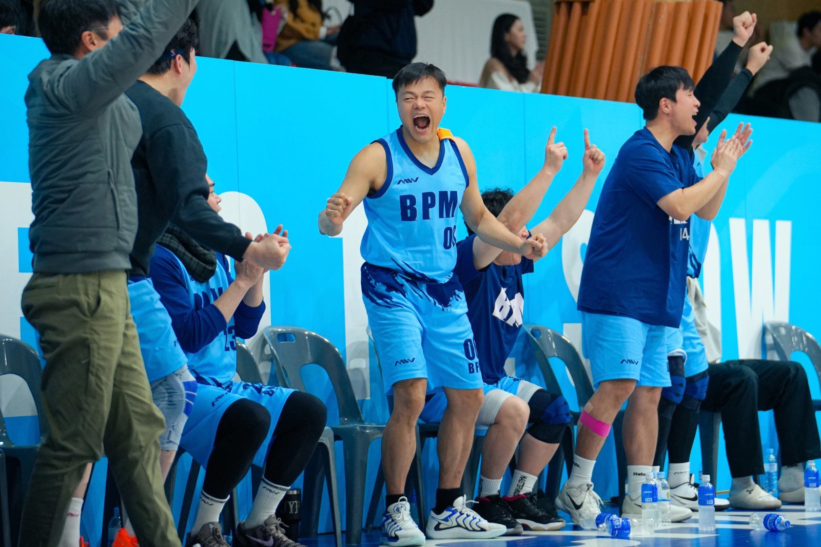 박진영이 지난달 29일부터 이틀간 배재고 체육관에서 열린 ‘2025 JYP 아마추어 자선 농구 대회’ 도중 환호하고 있다. 사진제공|JYP엔터테인먼트