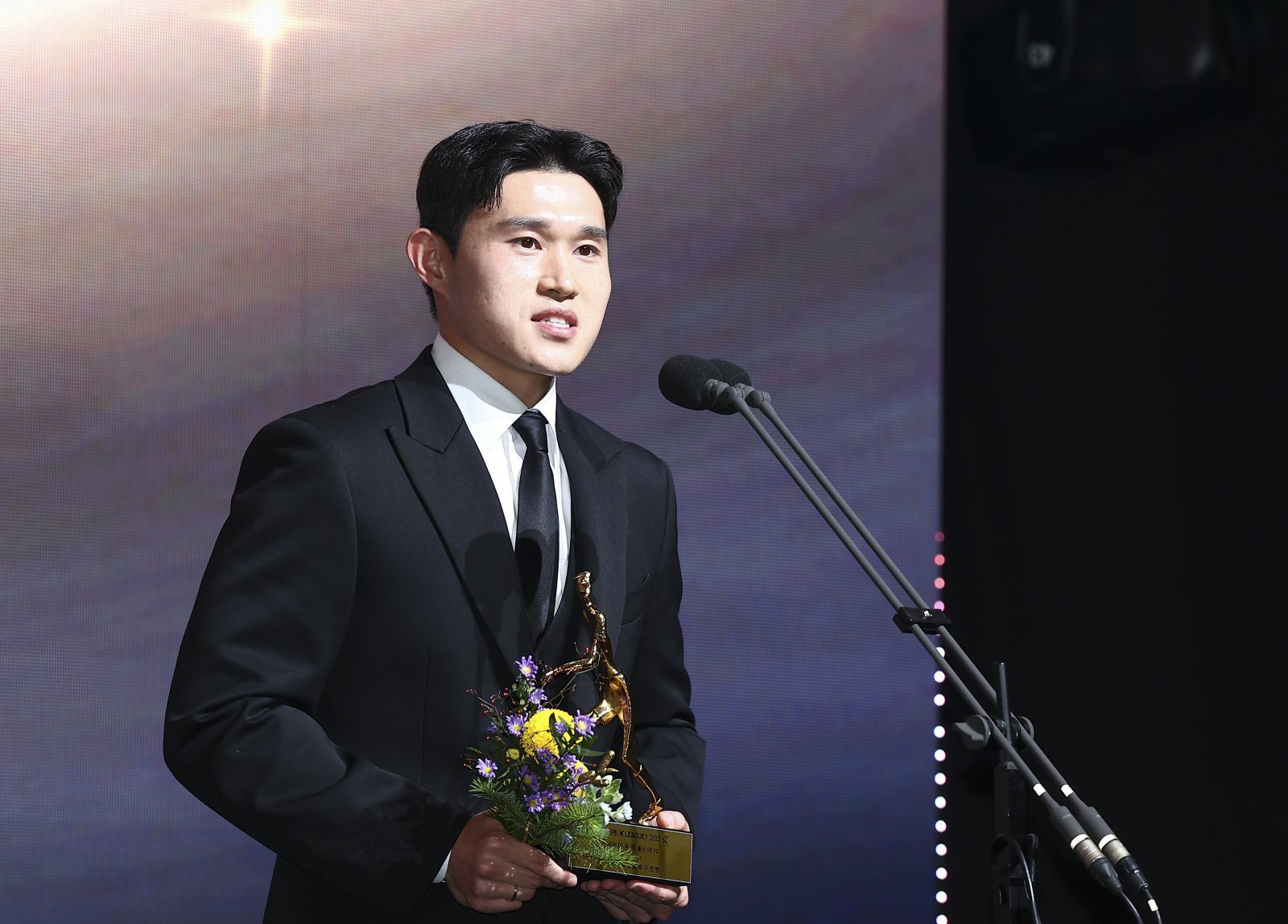 K리그1 MVP를 수상한 울산이동경이 1일 서울 서대문구 스위스 그랜드호텔에서 열린 ‘하나은행 K리그 2025 대상 시상식’에서 수상소감을 말하고 있다. 뉴시스