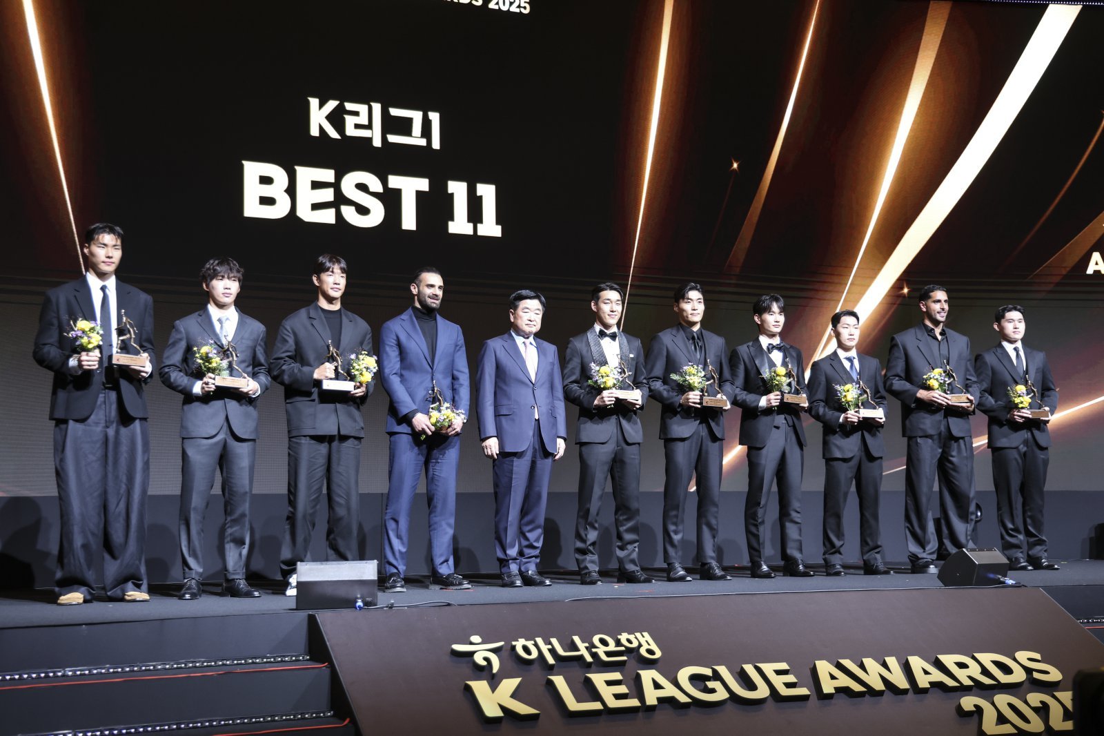 2025시즌 K리그1 베스트 11 수상자들이 1일 서울 서대문구 스위스 그랜드호텔에서 열린 ‘하나은행 K리그 2025 대상 시상식’에서 기념촬영을 하고 있다. 뉴시스