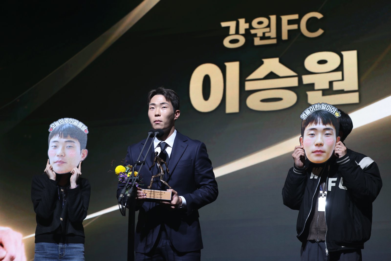 2025시즌 K리그1 영플레이어상을 수상한 강원 이승원이 1일 ‘하나은행 K리그 2025 대상 시상식’에서 수상 소감을 밝히고 있다. 사진제공｜한국프로축구연맹