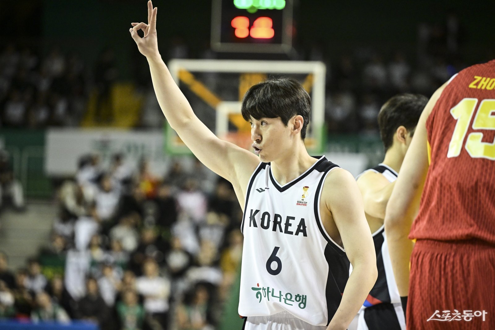 남자농구국가대표팀 이정현이 1일 중국전에서 작전을 지시하고 있다. 이정현은 24점을 올리며 90-76 승리를 이끌었다. 사진제공ㅣ대한민국농구협회