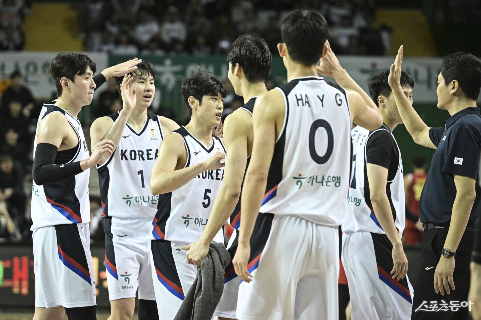 이현중(왼쪽에서 2번째) 등 남자농구국가대표팀 선수들이 1일 중국전에서 하이파이브를 하고 있다. 대표팀은 90-76 승리로 중국전 2연승을 거뒀다. 사진제공ㅣ대한민국농구협회
