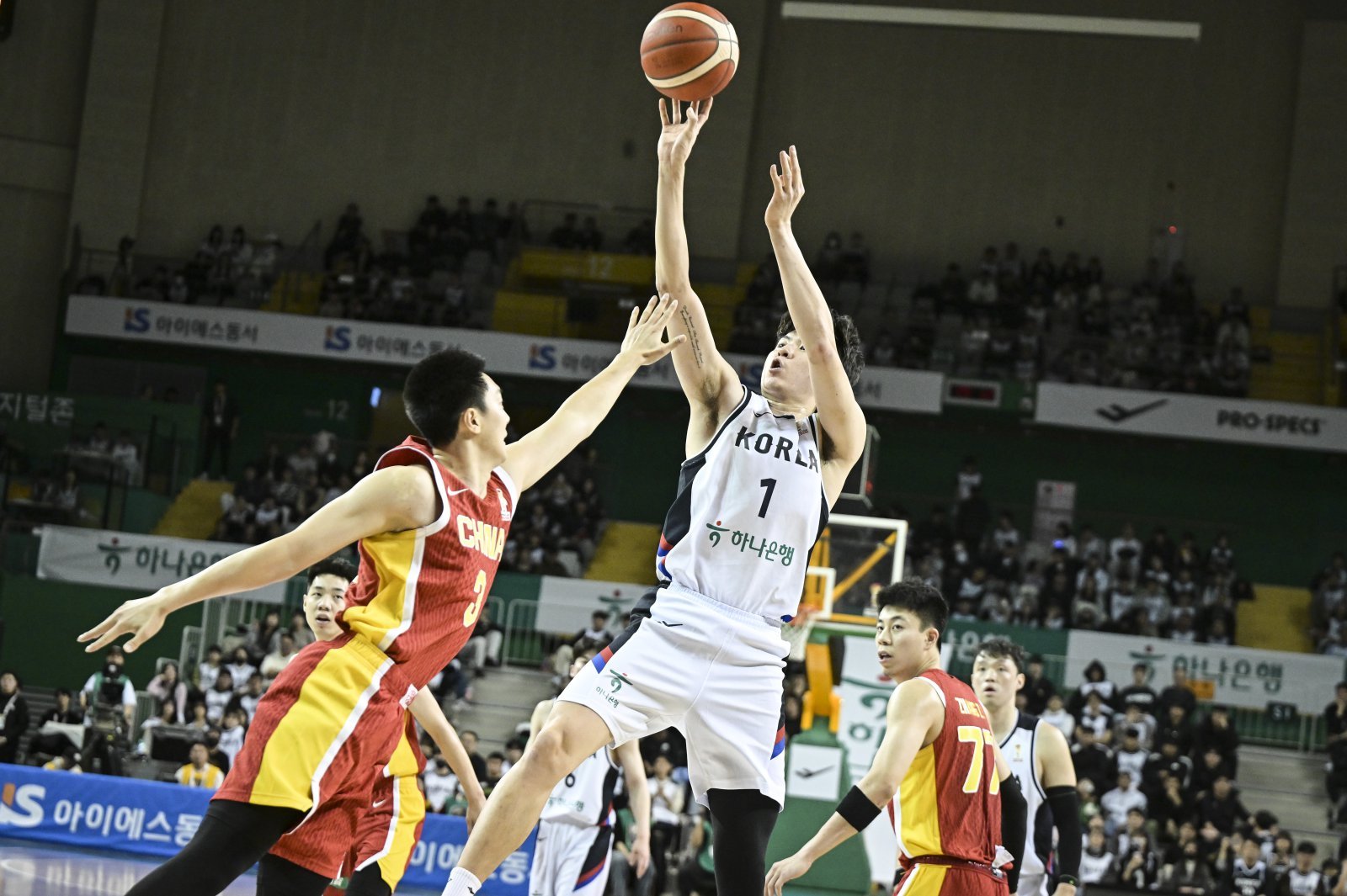 남자농구국가대표팀 이현중(가운데)이 1일 중국전 3쿼터서 페이드어웨이 미들슛을 시도하고 있다. 이현중은 20점을 올리며 90-76 승리를 이끌었다. 사진제공ㅣ대한민국농구협회