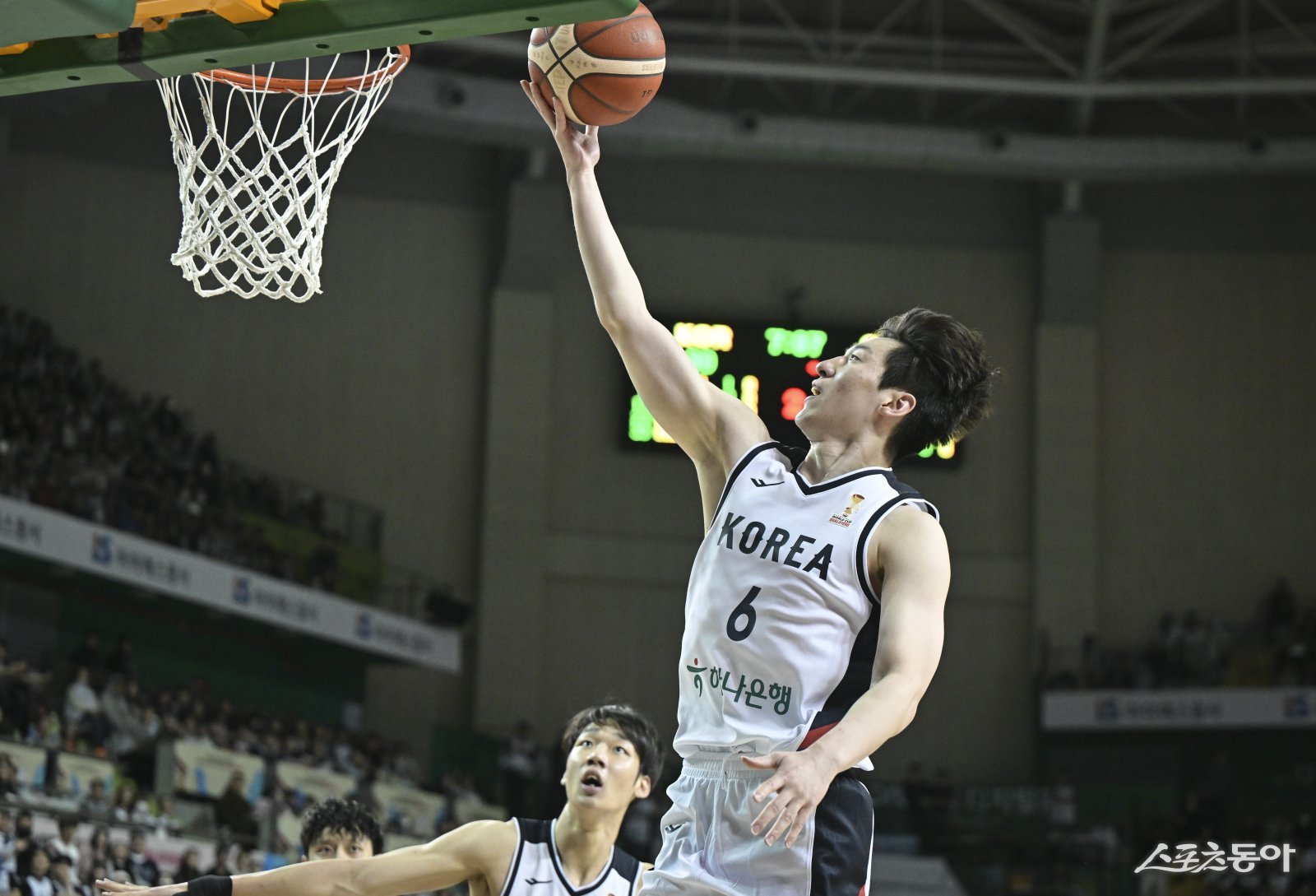 남자농구국가대표팀 이정현이 1일 중국전에서 레이업슛을 시도하고 있다. 이정현은 24점을 올리며 90-76 승리를 이끌었다. 사진제공ㅣ대한민국농구협회