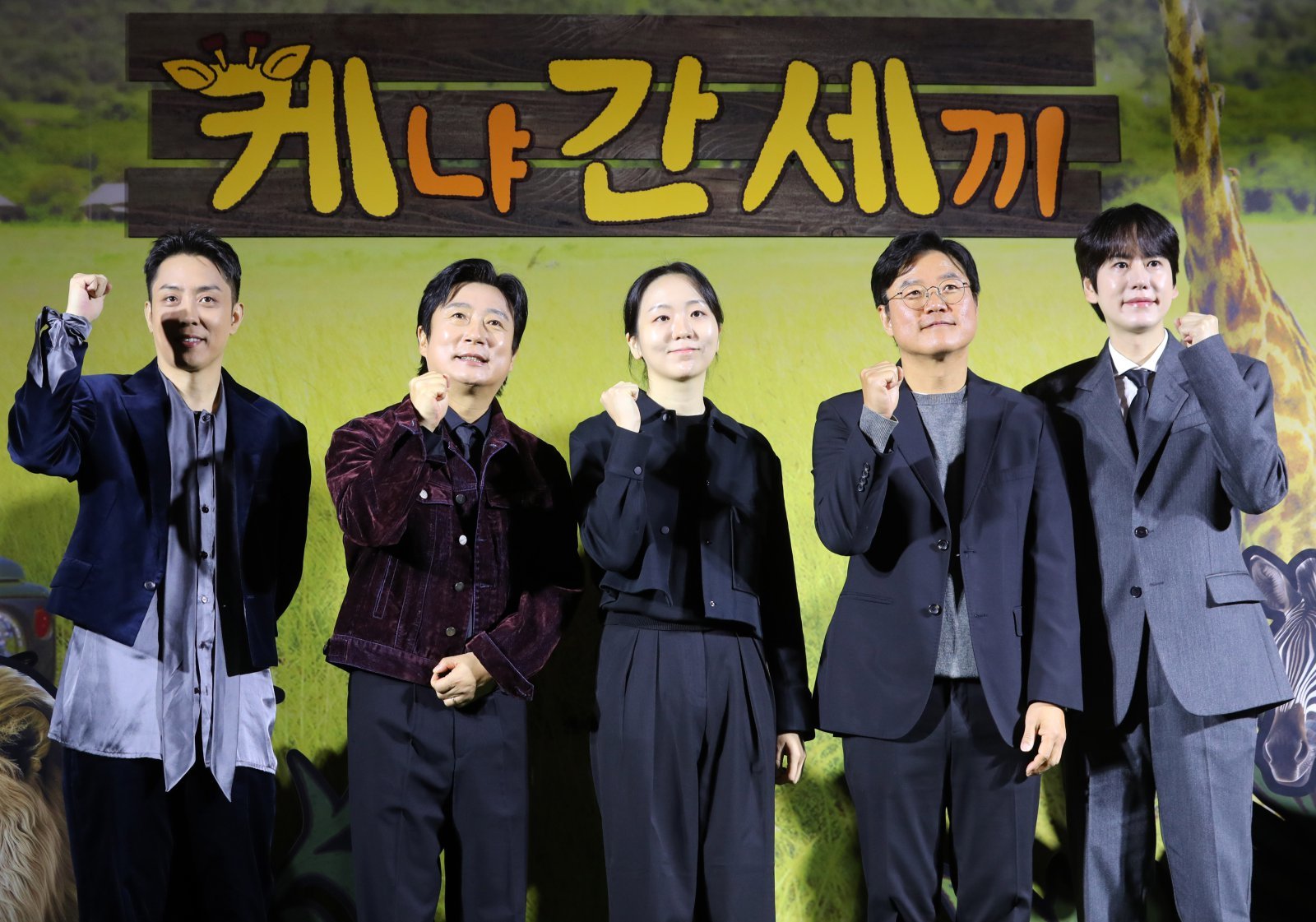 나영석 PD와 넷플릭스의 첫 협업 예능 ‘케냐 간 세끼’가 국내 넷플릭스 1위를 차지하며 연말 화제작으로 자리 잡았다. 작품은 나영석 사단의 대표작이기도 한 ‘신서유기’의 외전 격으로 익숙한 구조와 형식에도 “아는 맛이 무섭다”는 평가를 얻으며 시청자들의 뜨거운 호응을 끌어내고 있다. 뉴시스