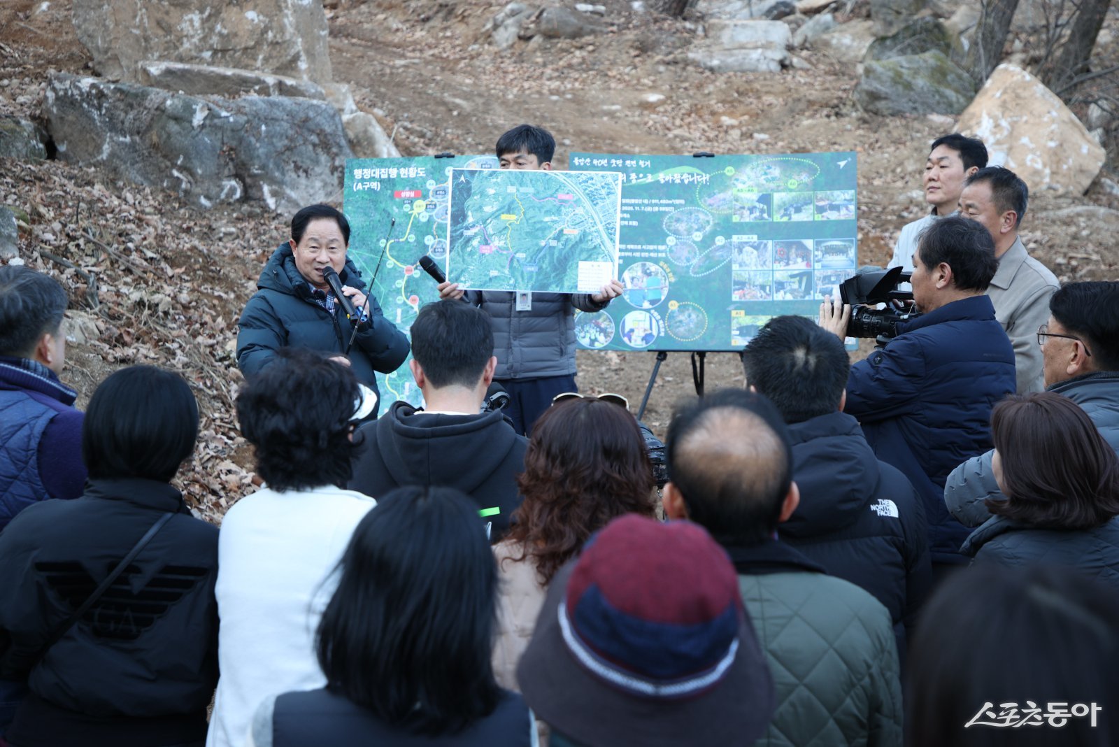 주광덕 시장이 1일 별내동 불암산에서 불법시설물 행정대집행을 주민들에게 설명하고 있다. 사진제공ㅣ남양주시