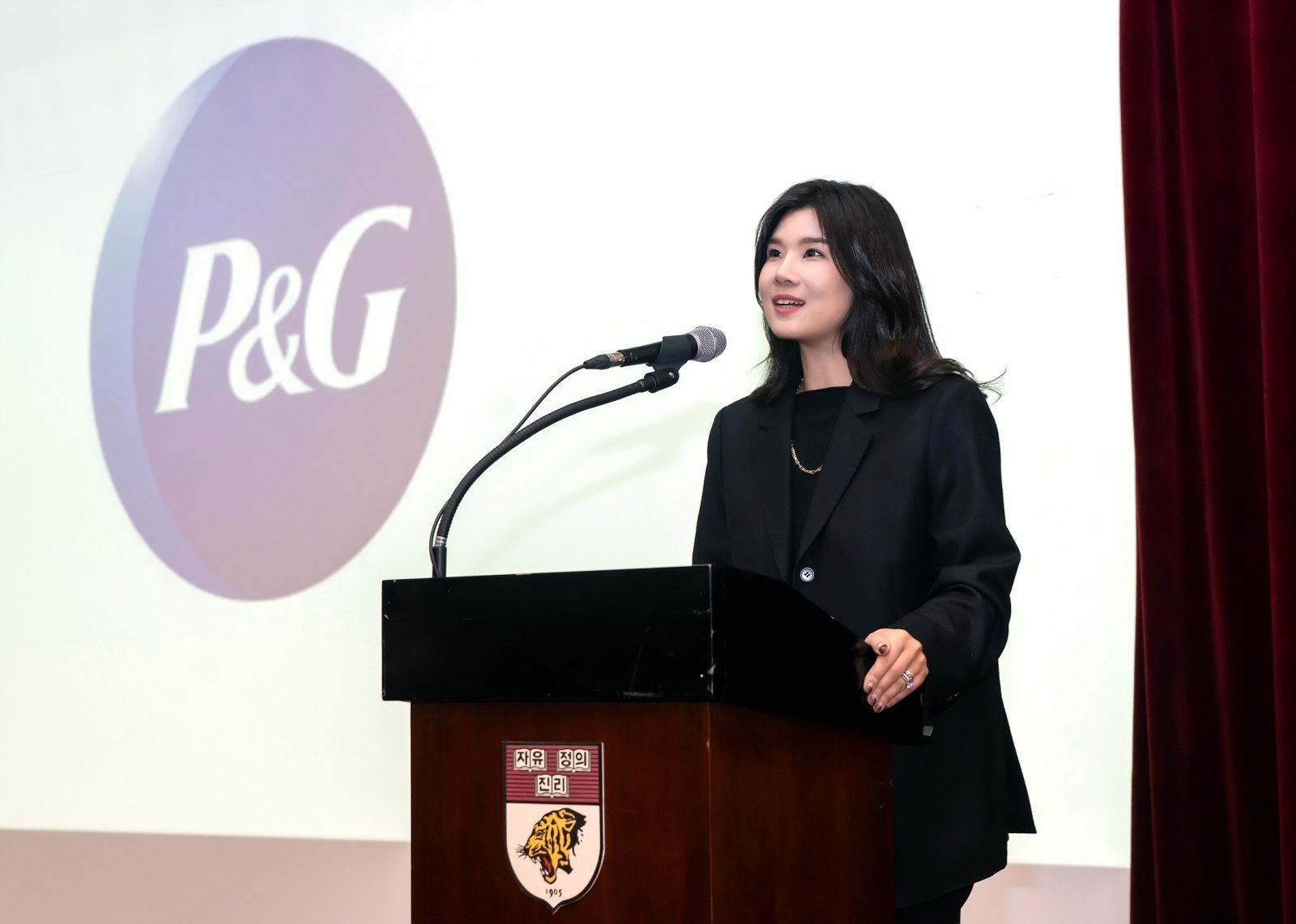 한국P&G가 ‘밸류핏’ 강화를 통해 미래형 인재 전략을 고도화하고 있다. 최근 고려대에서 대학생 대상 커리어 개발을 주제로 강연하고 있는 이지영 한국P&G 대표. 사진제공|한국P&G