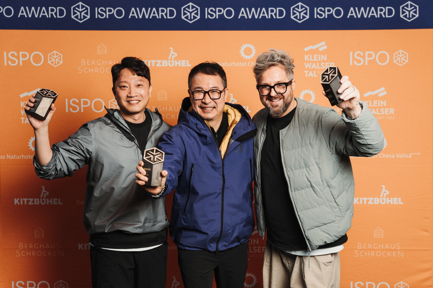 블랙야크 ISPO 뮌헨 2025 현장 사진. 왼쪽부터 블랙야크 신발사업부 강성구 부장, 블랙야크 BY사업본부장 김익태 사장, 막스 밀리언노츠 유럽 총괄 이사 사진제공 | 블랙야크