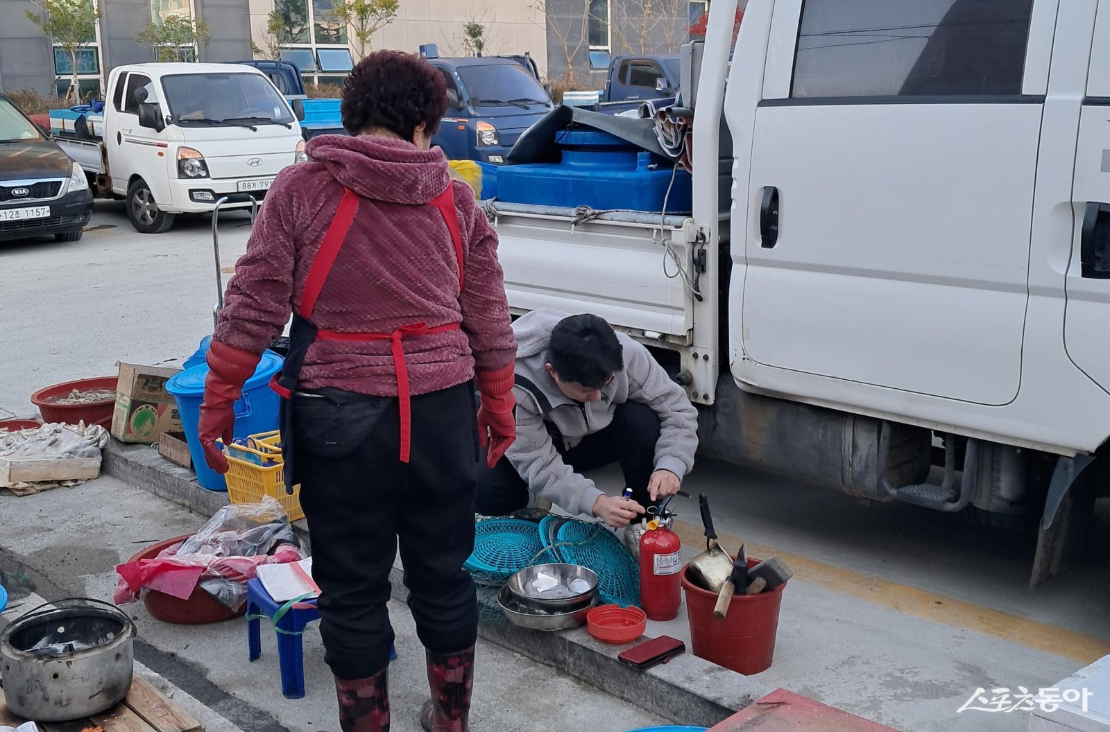노점 구역에 소화기를 비치하며 사용 요령을 설명하고 있는 모습. 사진제공=강진군