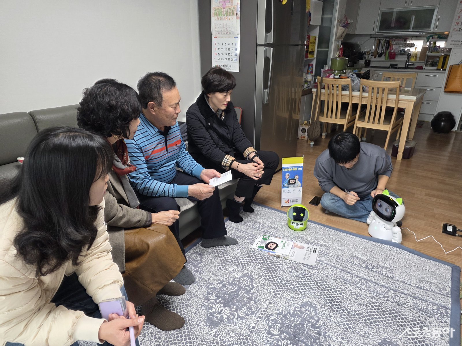 담양군이 치매환자와 치매 고위험군 가구 60곳을 대상으로 기존 돌봄 로봇 ‘다솜이’를 업그레이드 모델 ‘다솜(K)’으로 교체해 제공한다. 사진제공=담양군