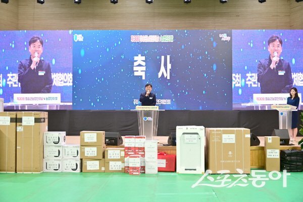 윤경희 청송군수가 ‘제30회 청송군 농업인의 날 및 농업인의 밤’ 행사에서 축사를 하고 있다. 사진제공 ㅣ 청송군