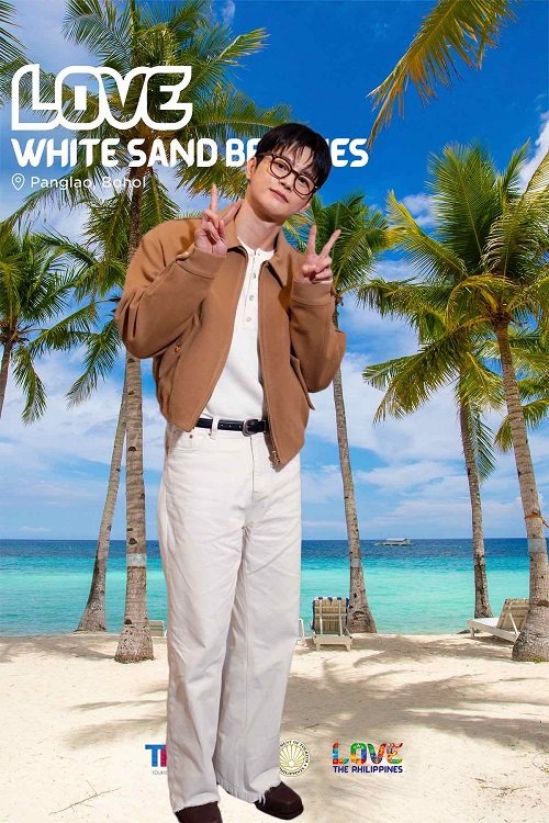 필리핀 관광 홍보대사 서인국 배우가 11월22일 서울 강남구 신사동에서 열린 체험형 팝업 이벤트 현장을 방문해 포즈를 취하고 있다. 사진제공 ㅣ 필리핀관광부