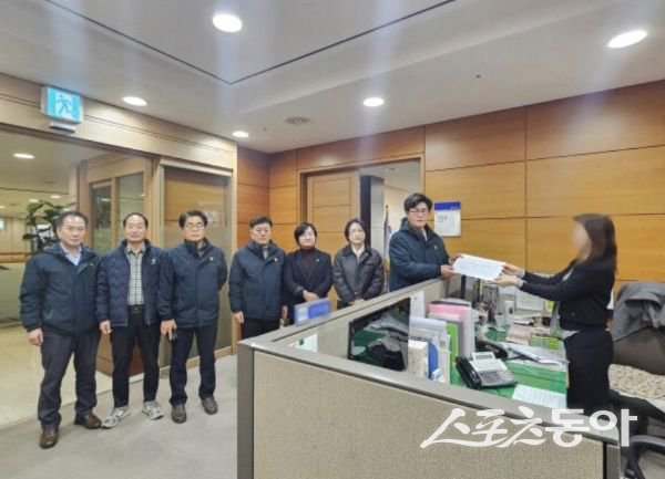 포항시의회 더불어민주당 의원들이 사무국장 징계요구안을 접수하고 있다. 사진제공 ㅣ 포항시의회 민주당