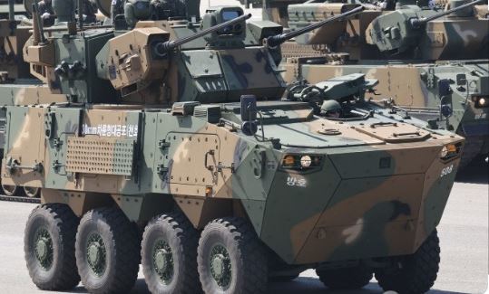 건군 75주년 국군의날 행사 때 공개된 30mm 차륜형 대공포 ‘천호’. 2일 경기 파주에서 차륜형 대공포 ‘천호’의 30mm 대공포탄이 폭발해 부사관 등 4명이 다쳤다. 사진은 기사 내용과 직접 관련 없음.