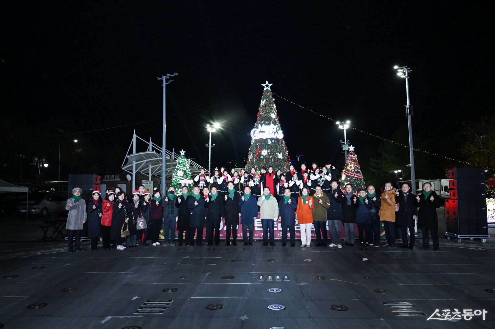 백경현 시장과 시민들이 지난달 28일 오후 6시 30분 구리광장에서 ‘2025 구리시 성탄 트리 점등식’을 개최를 하고 있다. 사진제공ㅣ구리시