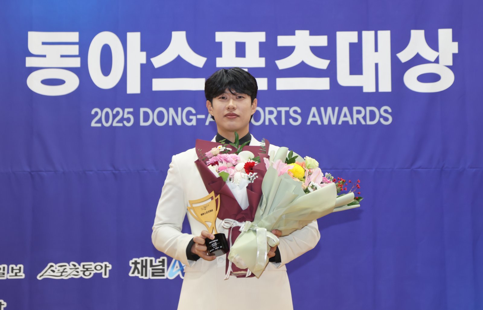 키움 송성문이 2일 ‘2025 동아스포츠대상’ 시상식에서 프로야구 올해의 선수상을 수상한 뒤 기뻐하고 있다. 그는 이날 오전 다른 시상식에선 검은 정장을 입었지만 오후에 열린 이번 시상식엔 흰 정장을 입고 와 눈길을 끌었다. 이한석 기자