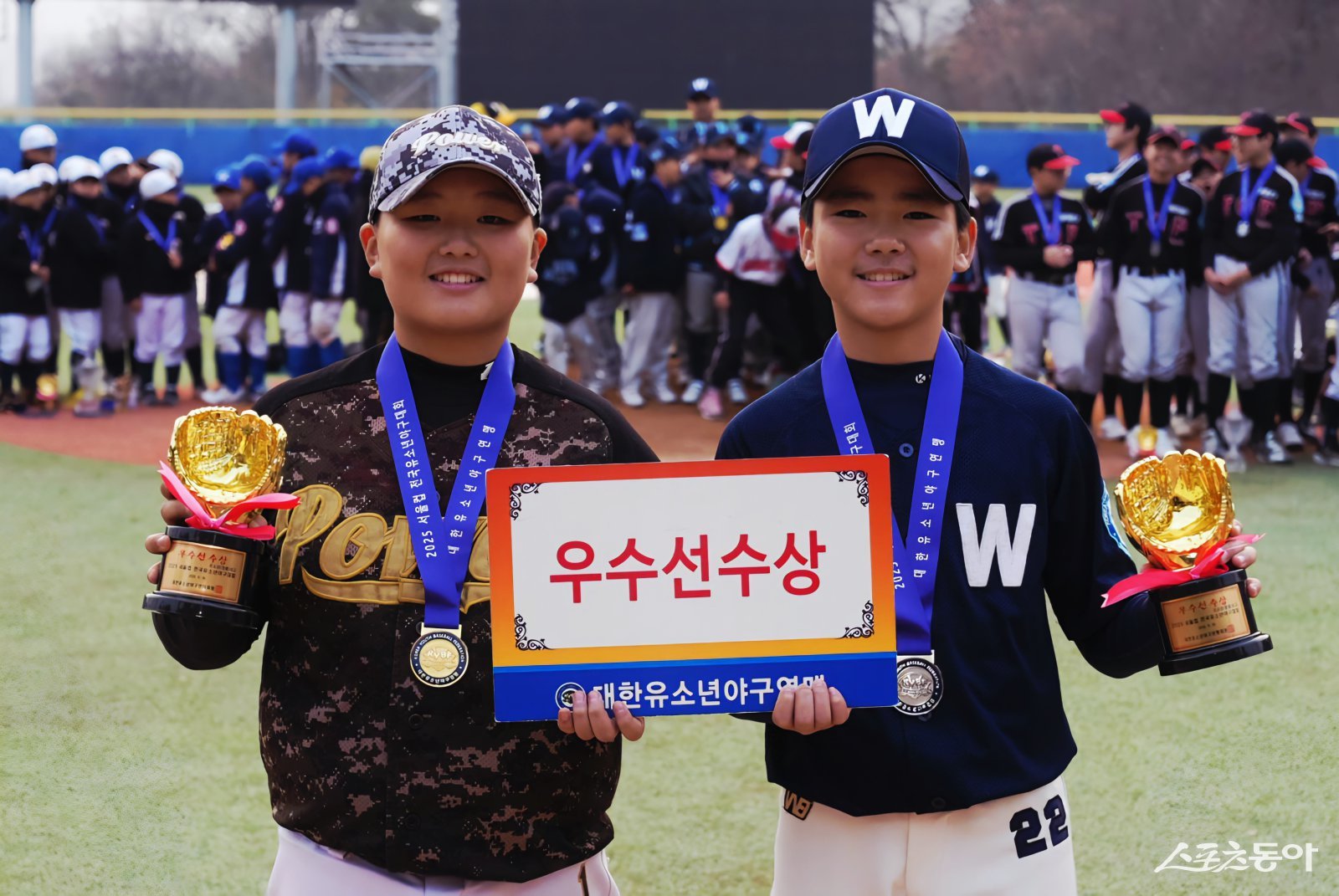 2025 제7회 서울컵 유소년야구대회 U-13 청룡 우수선수상을 받은  아산시유소년야구단 윤하준(왼쪽)과 휘문아카데미유소년야구단 황지후. 사진제공｜대한유소년야구연맹