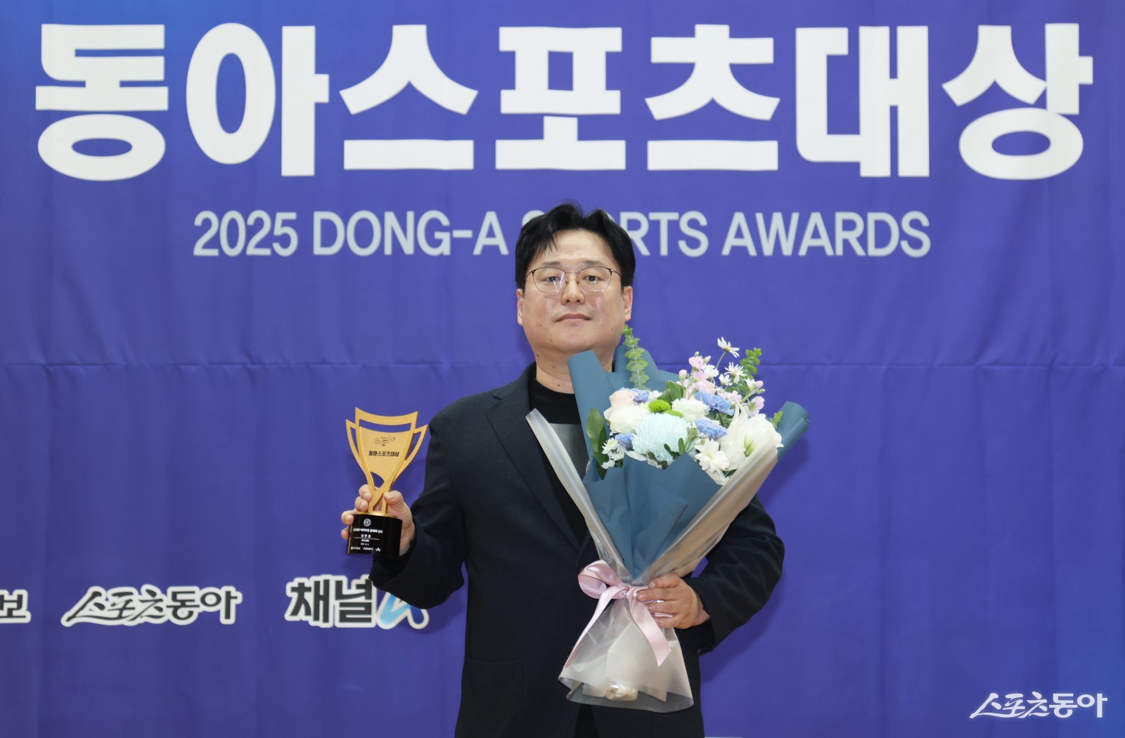 김연경 흥국생명 어드바이저의 대리 수상자 임근혁 IM스포츠 대표가 2일 서울 성북구 고려대 백주년기념삼성관에서 열린 ‘2025 동아스포츠대상’ 시상식에서 여자 프로배구 부문 올해의 선수상을 수상한 뒤 수상소감을 전하고 있다. 이한석 기자