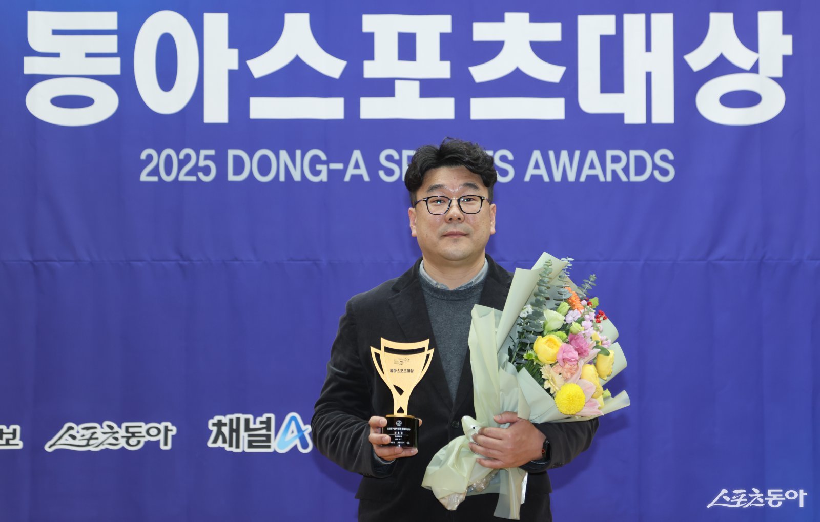 현대캐피탈 허수봉의 대리 수상자 임형준 현대캐피탈 사무국장이 2일 서울 성북구 고려대 백주년기념삼성관에서 열린 ‘2025 동아스포츠대상’ 시상식에서 남자 프로배구 부문 올해의 선수상을 수상한 뒤 기념촬영을 하고 있다. 이한석 기자