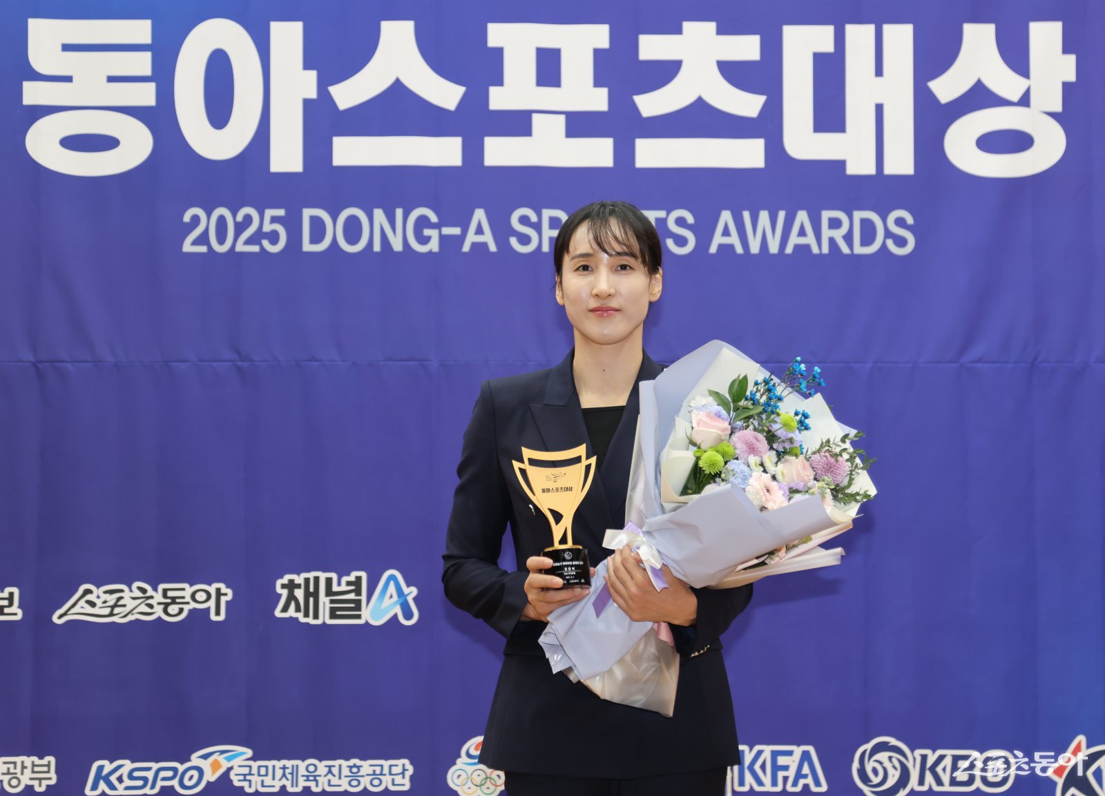 우리은행 김단비가 ‘2025 동아스포츠대상’ 시상식에서 여자프로농구 부문 올해의 선수상을 수상한 뒤 기념촬영을 하고 있다. 이한석 기자