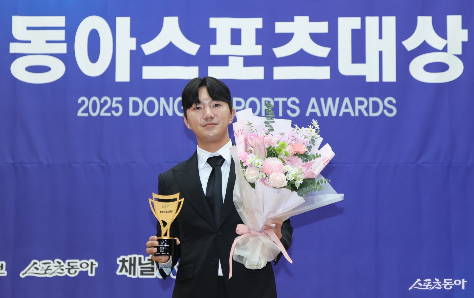 옥태훈이 동아스포츠대상 남자골프 올해의 선수상을 수상한 뒤 포즈를 취하고 있다.